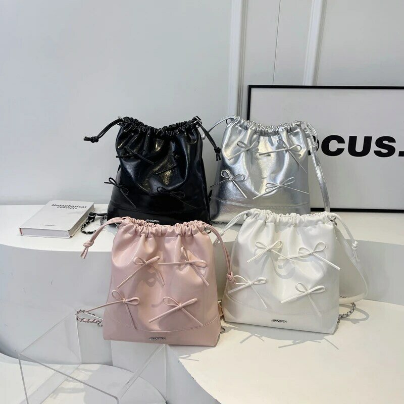 Bolsas de couro PU para mulheres, design de arco, moda coreana pequena, bolsas femininas crossbody, corrente prateada, bolsas de ombro, Y2K, 2024