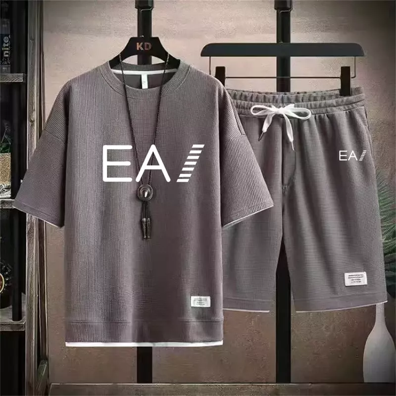 Setelan Pria Musim Panas, baru 2024, musim panas, leher bulat, lengan pendek + celana pendek kasual, set 2-potong dicetak dengan huruf EA1