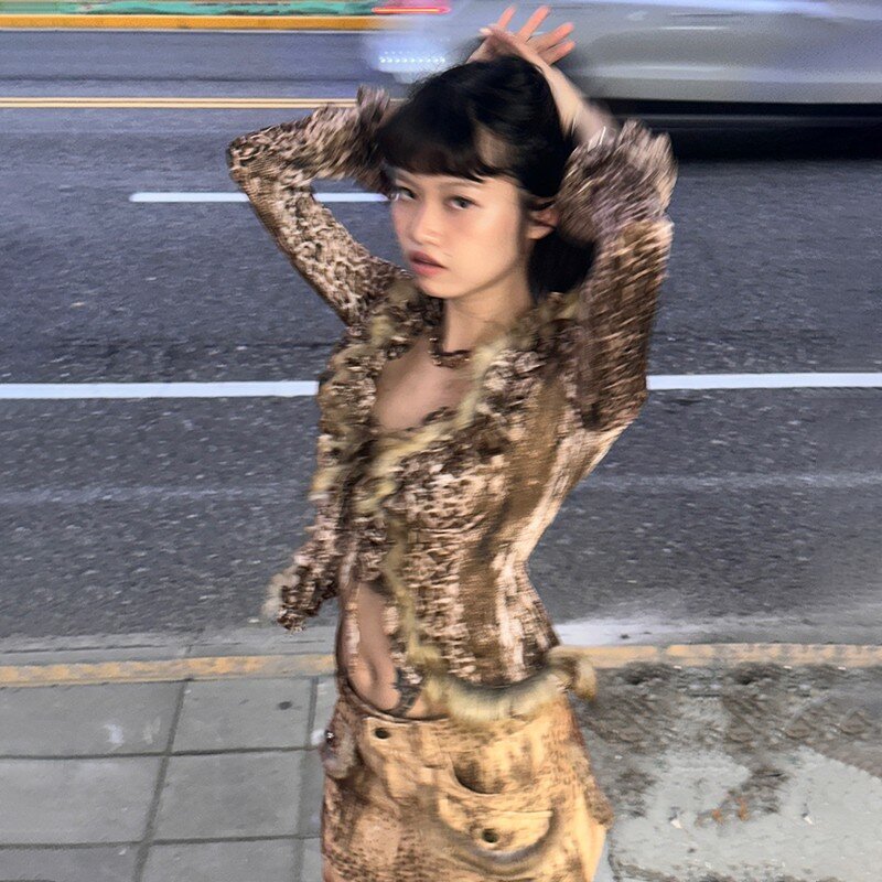 Karrram japońska koszulka wzór w cętki Y2k w stylu Vintage Harajuku futrzana koszula Grunge estetyka z dekoltem w szpic nieregularne bluzki amerykański Retro