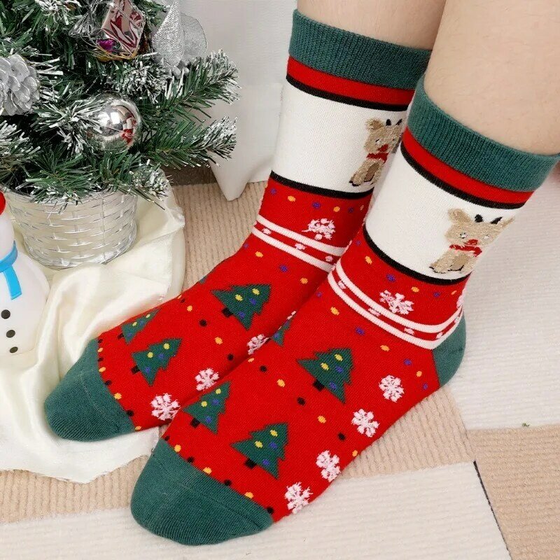 Kaus kaki wanita modis kaus kaki tabung tengah lucu salju rusa imut kaus kaki hangat tebal musim dingin cantik untuk hadiah Natal Tahun Baru uniseks