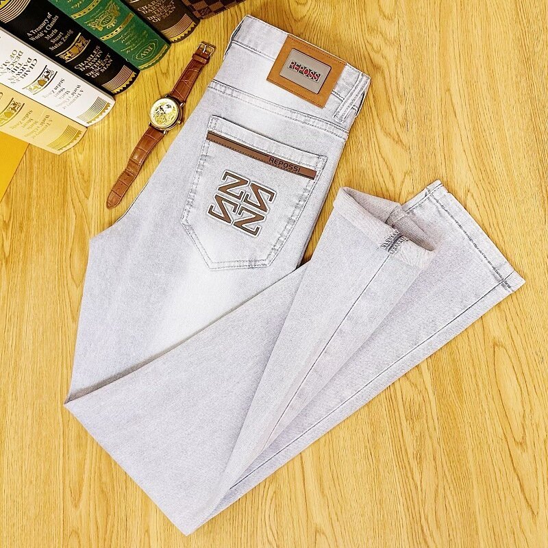 Lekkie luksusowe jeansy męskie letnie w cienkim stylu z szarym tłoczeniem elastyczne dopasowane do połowy talii, małe proste spodnie z wyższej półki