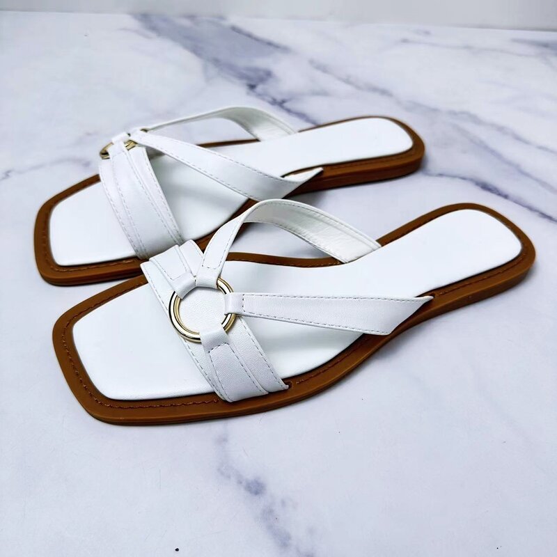 Neue 2024 Damenschuhe Mode quadratische flache Sandalen mit Metalls chnalle Dekoration lässig Joker Strands andalen Frauen.