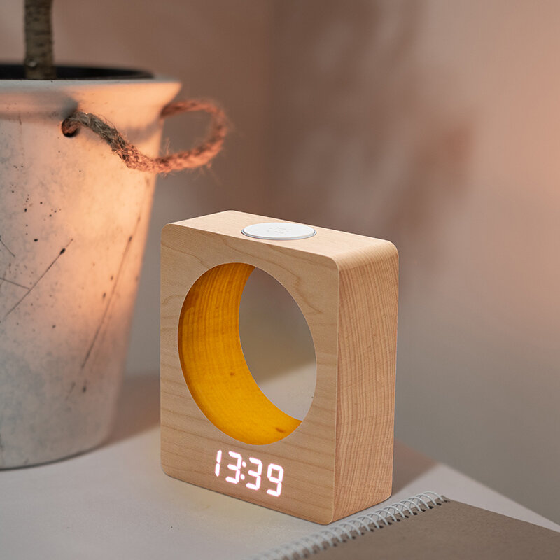 子供のテーブルナイトライト木製アラーム時計タッチセンシングタイムメモリLEDディスプレイUSBポートタッチボタンナイトライトテーブル時計