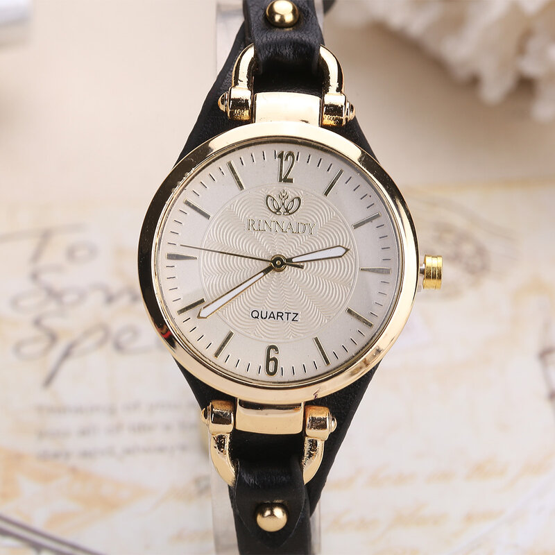 女性のための薄い革のクォーツ時計,無地のストラップが付いたファッショナブルな女性の腕時計,完璧なギフト,2023コレクション