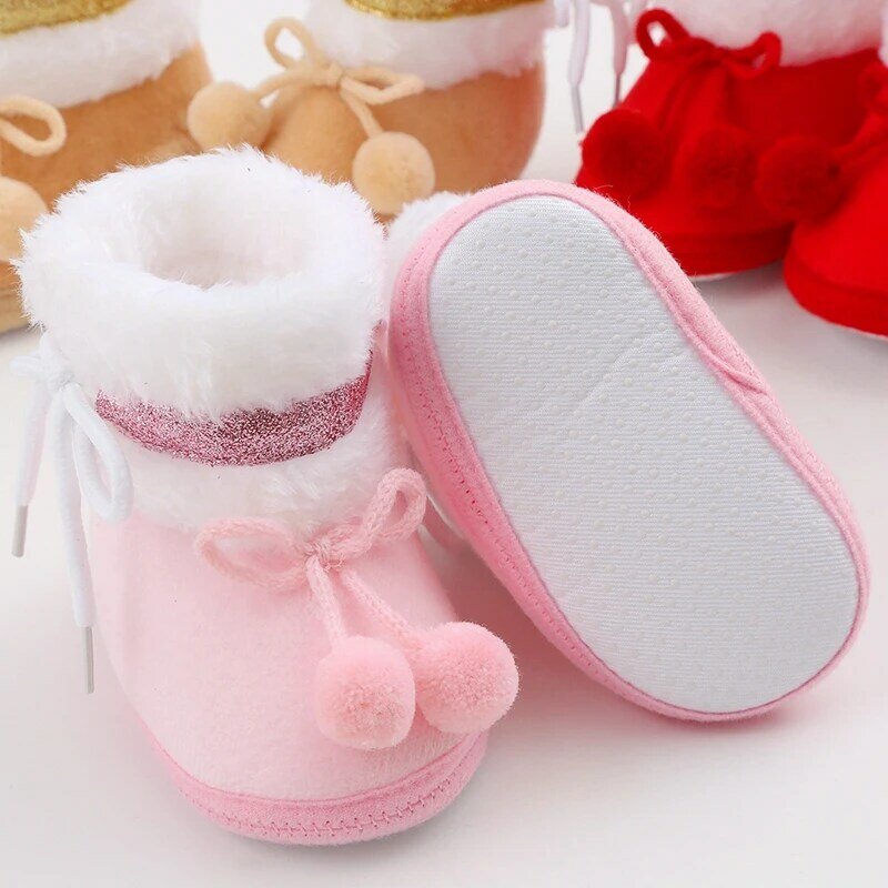 Botas de pelúcia engrossadas fofas para bebês meninas e meninos, sapatos baixos rosa, arco antiderrapante, sola macia, primeiro andador, sapatos de berço quente, inverno
