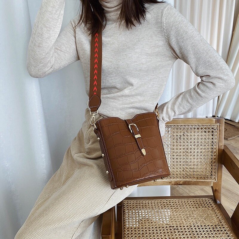 Женская сумка-мессенджер с текстурой под кожу крокодила