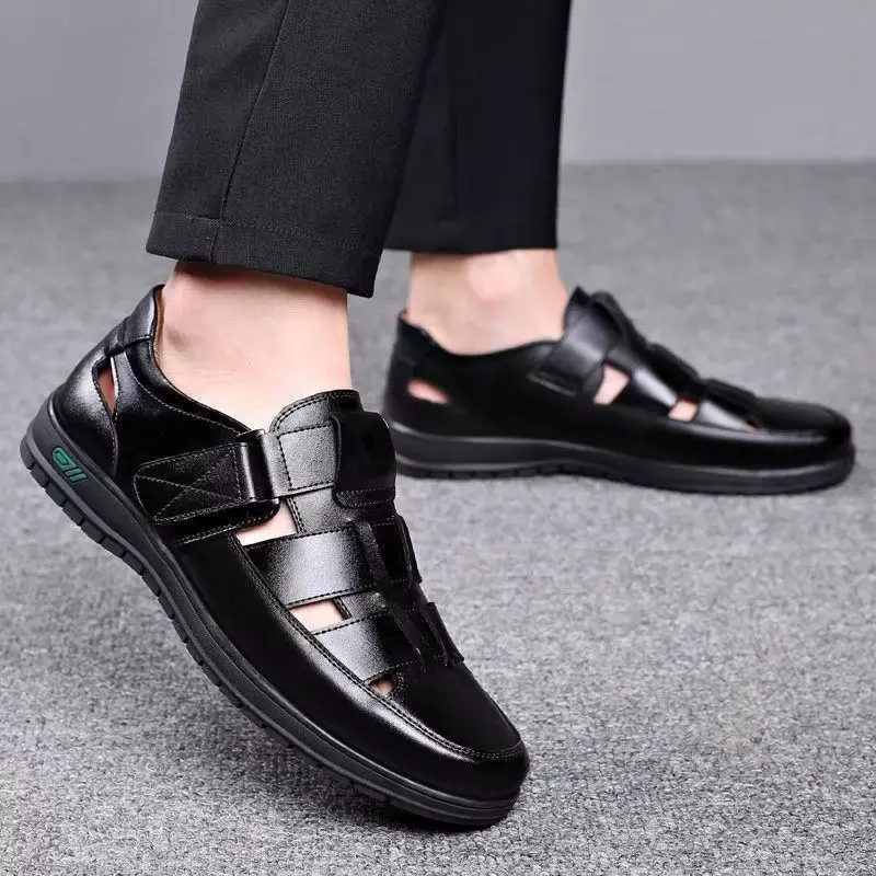 Мужские кожаные сандалии с перфорацией, черные повседневные дышащие босоножки с перфорацией, обувь для лета, 2024
