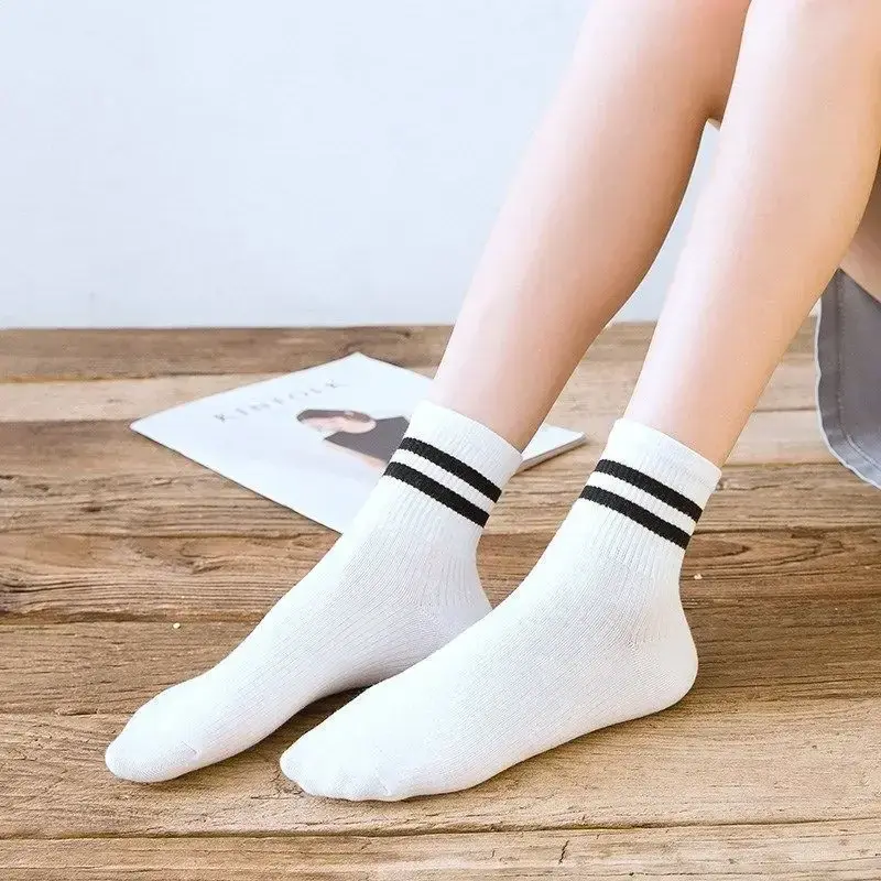 Белые однотонные носки, женские универсальные простые спортивные дышащие носки средней длины, мужские черные чулки