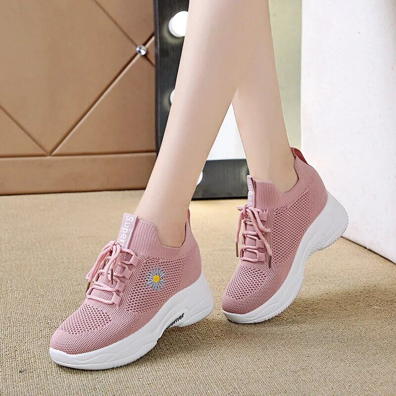 Women's Summer New Chrysanthemum Embroidery Breathable Mesh Shoes with Elevated Inner Heels and Low Heels for Casual Sports