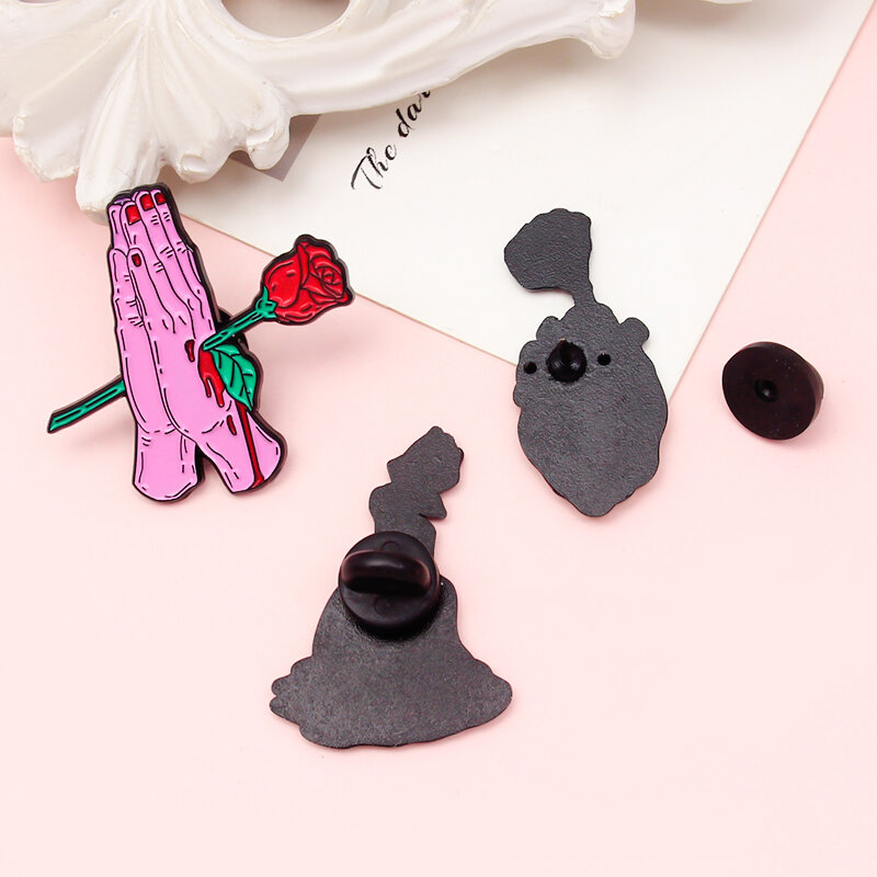 Rose Körper Kunst Emaille Pins Rose durchbohrte Hände Herz Broschen zersetzen menschliche Leiche Rose Abzeichen Revers für Frauen Punk Schmuck Geschenk
