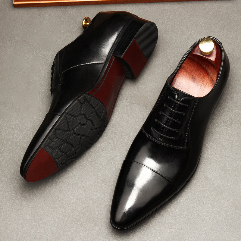 ポインテッドトゥのオックスフォードシューズ男性の結婚式フォーマルな黒茶色男靴ビジネスデザイナー本革紳士靴
