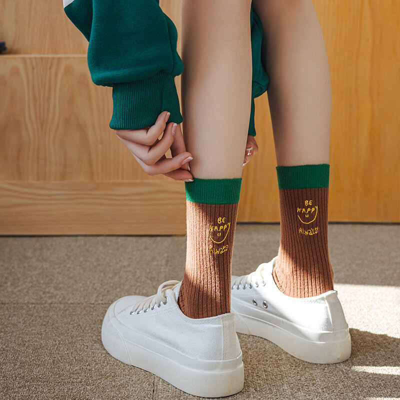 Novos doces coloridos meias pilha sólida com letras bordadas no calcanhar para meias esportivas
