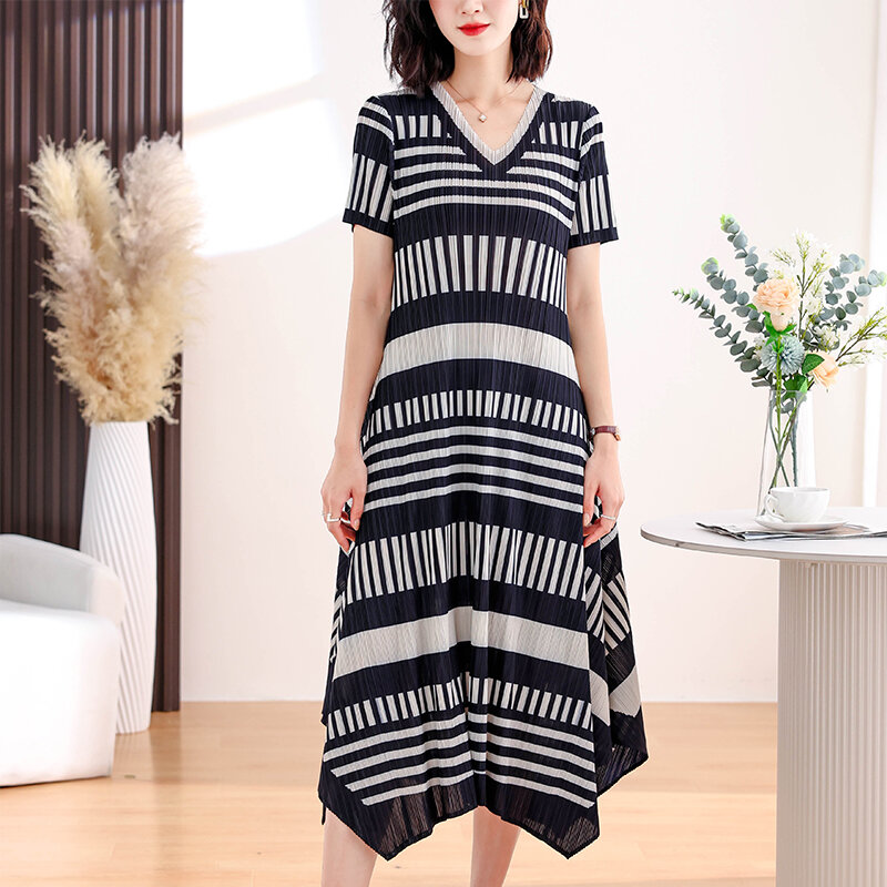 Sanzhai Pleated Magic Dress 2024 Summer Short sleeved V-neck Short sleeved Striped Print Super Slim Fit Pullover Midlength Dress