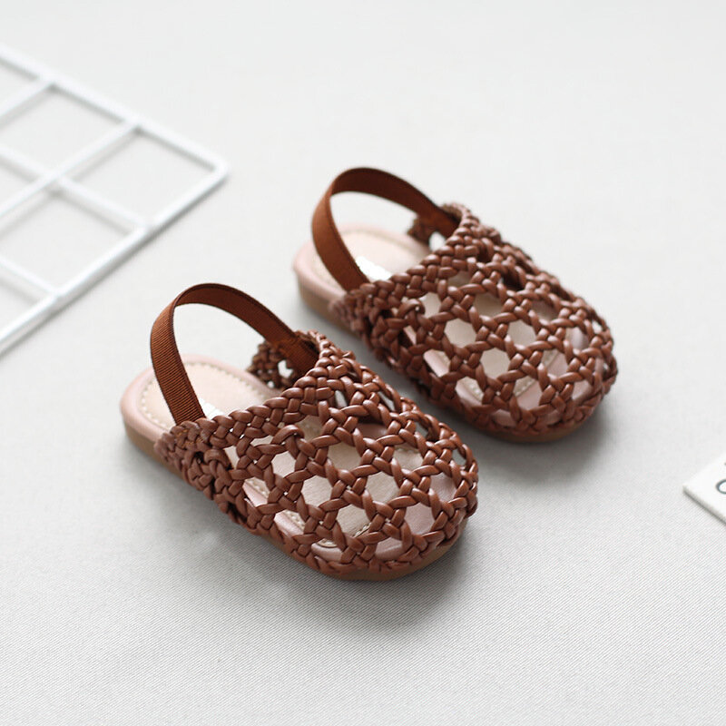 Sepatu Bayi Perempuan Sandal Kepang untuk Anak Perempuan Fashion Anak-anak Sepatu Kulit Berongga Sol Lembut Sandal Putri Retro Sepatu Pantai