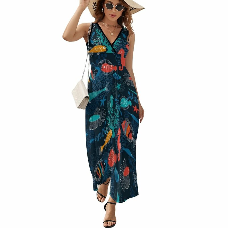 Женское длинное платье без рукавов с тропическими рыбками