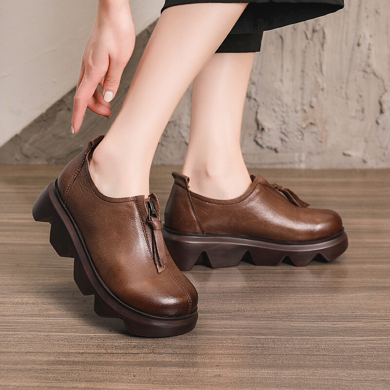 Женские кожаные туфли с круглым носком на косой подошве и толстой подошве
