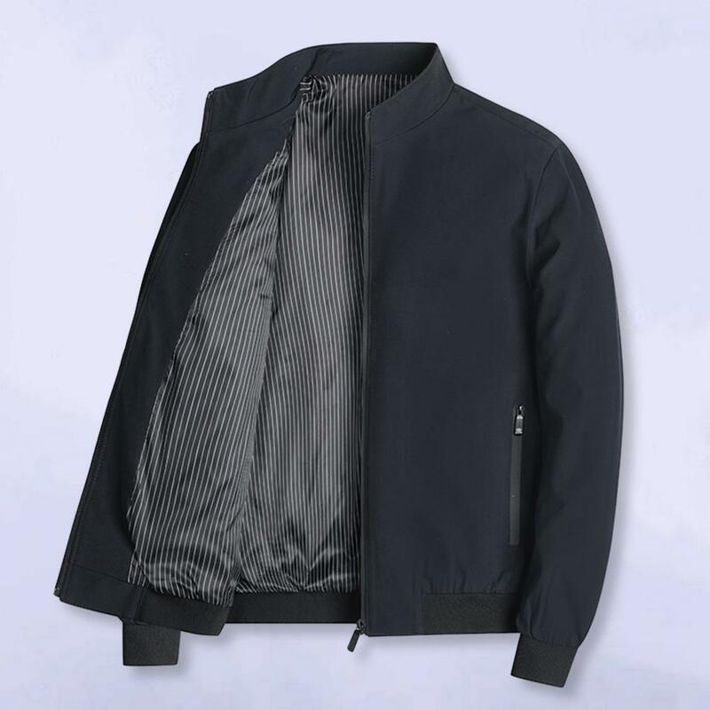 Jaket warna polos untuk pria, jaket kerah berdiri ukuran besar, jaket dengan kantung ritsleting ujung manset elastis warna polos untuk panjang