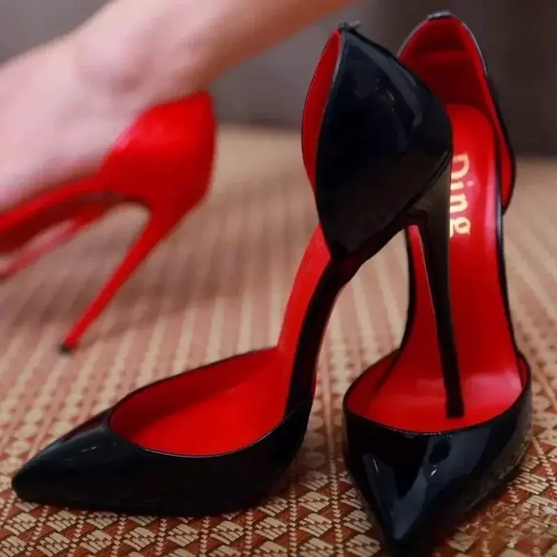 รองเท้าส้นสูงสำหรับผู้หญิงส้นเข็มแหลมสีแดงใหม่2024รองเท้าทำงานมืออาชีพสีแดงกลวงปากตื้น
