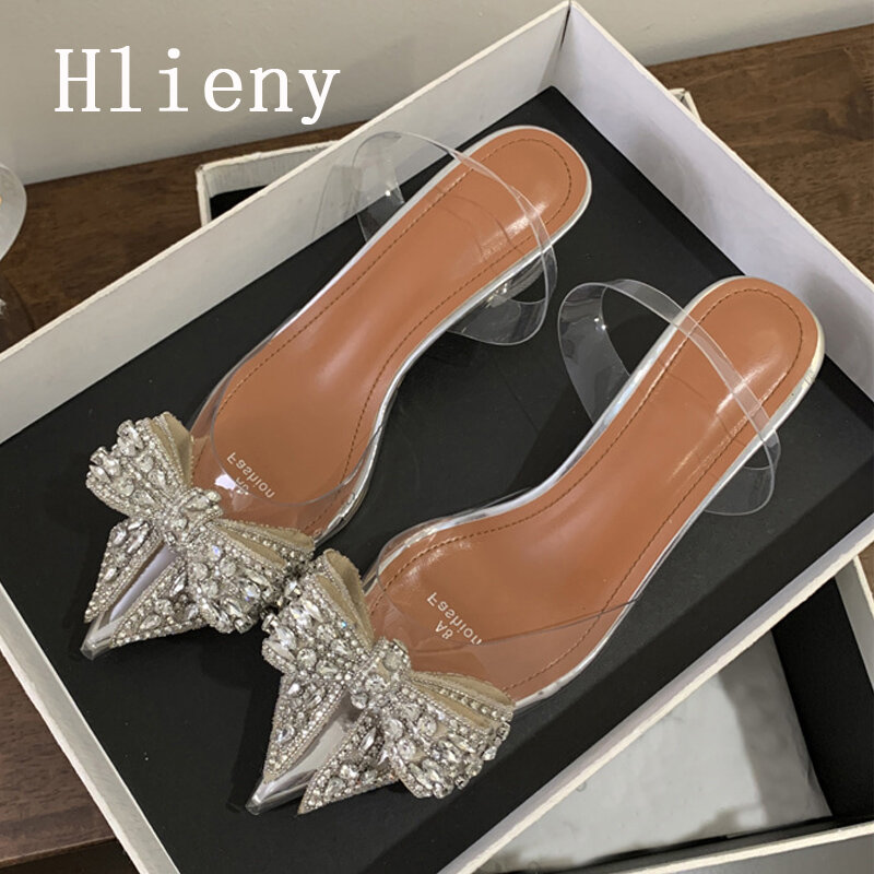 Bombas bowknot de cristal Hlieny para mulheres, dedo apontado prateado, salto alto baixo, PVC, sandálias transparentes, sapatos de festa e casamento, novo design