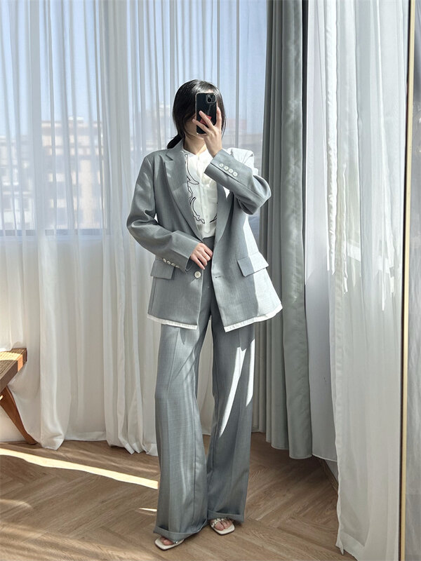 Женский серый костюм из двух предметов, прямые длинные брюки или однобортный жакет с отложным воротником и длинным рукавом, весна 2024