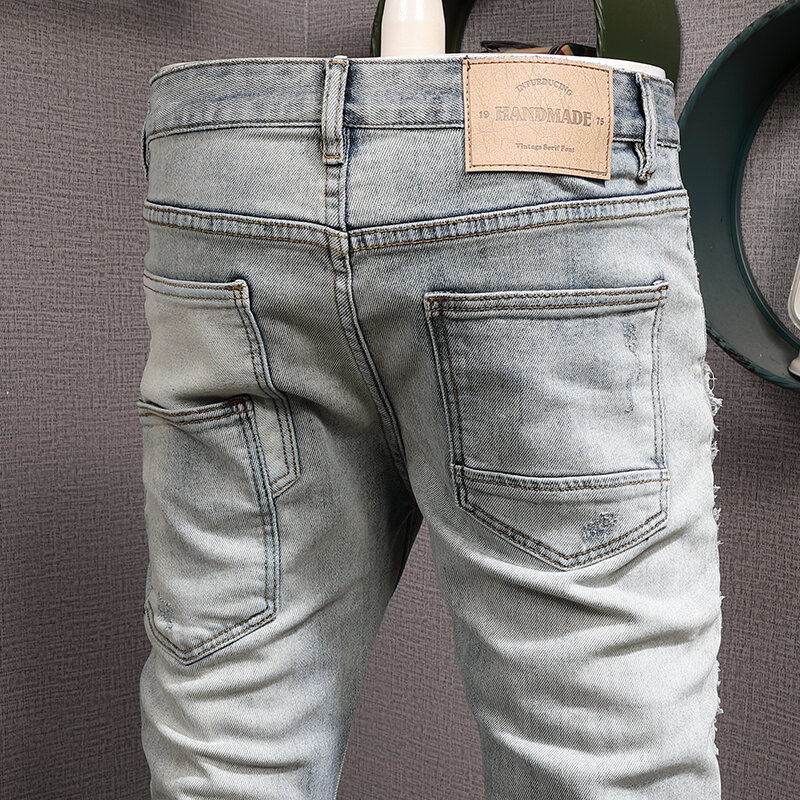 Джинсы мужские Стрейчевые в стиле ретро, модные уличные штаны Slim Fit, винтажные рваные джинсы с нашивкой, дизайнерские брюки в стиле хип-хоп, светло-серого и синего цвета