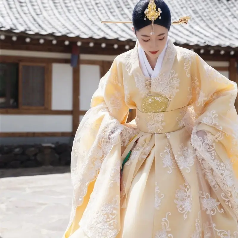 Hanbok de palais traditionnel jaune pour femmes, robe de luxe moderne, vêtements coréens élégants, photographie de scène de fête, mode