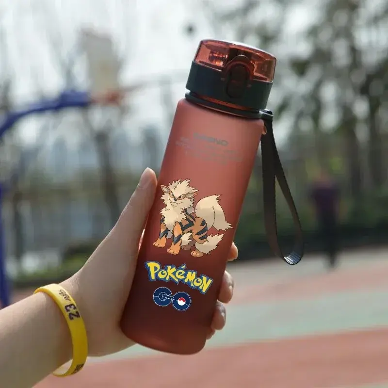 Pokemon garrafa de água de plástico vermelho, 560ml, grande capacidade, psyduck, meowth, para esportes ao ar livre, presentes, portátil, desenhos animados, bonito