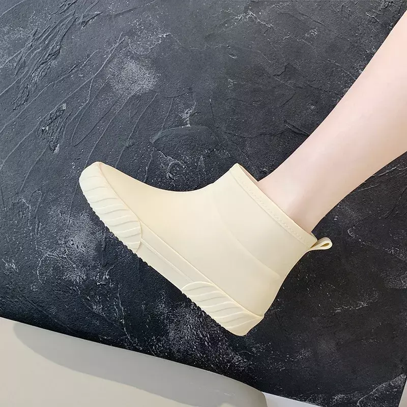 Zapatos antideslizantes impermeables de goma para mujer, botas cortas de lluvia de Color sólido, ligeras, a la moda, para las cuatro estaciones, PVC