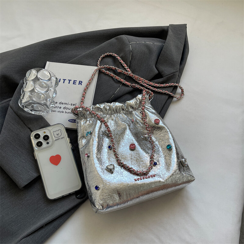حقائب كتف من الجلد باللون الفضي بتصميم مرصع بالألماس من LEFTSIDE للسيدات لعام 2023 حقيبة كتف بسلسلة على الموضة كورية فاخرة