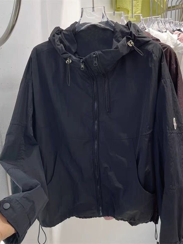 Krótka kurtka przeciwsłoneczna koreańska luźna na wiosnę lato 2024 nowa kurtka z kapturem z długimi rękawami jednowarstwowy lekki płaszcz