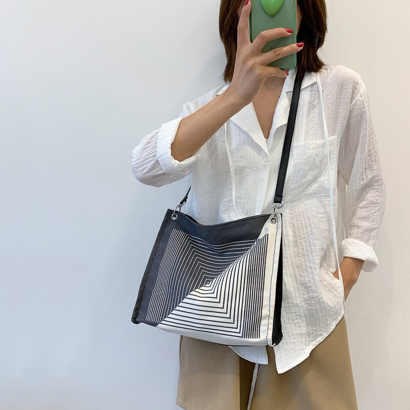 Koreanische gestreifte Segeltuch tasche Frauen Umhängetasche neue Mode vielseitige große Kapazität tragbare Einkaufstasche Retro Spleißen genäht