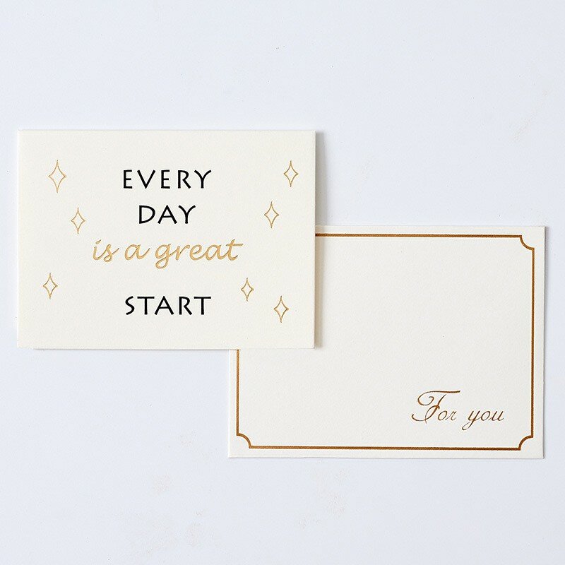 Spersonalizowany produkt, biała kartka z życzeniami i koperta ze złotą folią szczęśliwych dni urodzenia