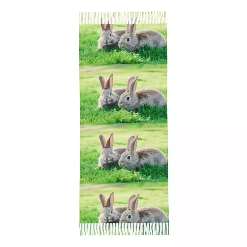 Xaile Pashmina feminino com lenço de franja, dois coelhos cinza em grama verde, envoltórios grandes