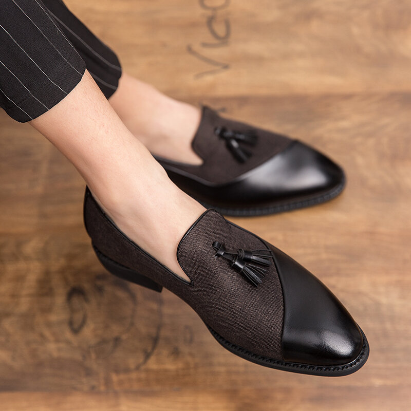 Sepatu pantofel pria, sepatu mode bisnis 2024, kulit klasik cocok untuk sepatu Slip-On Oxfords, sepatu pesta rumbai desainer