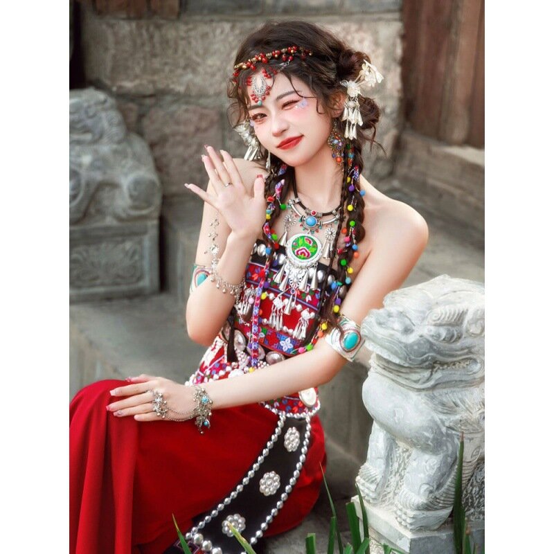 Miao เสื้อผ้าผู้หญิงฮานี่เครื่องแต่งกายชนกลุ่มน้อยชุดสีแดงสดและประณีตสำหรับฤดูร้อน