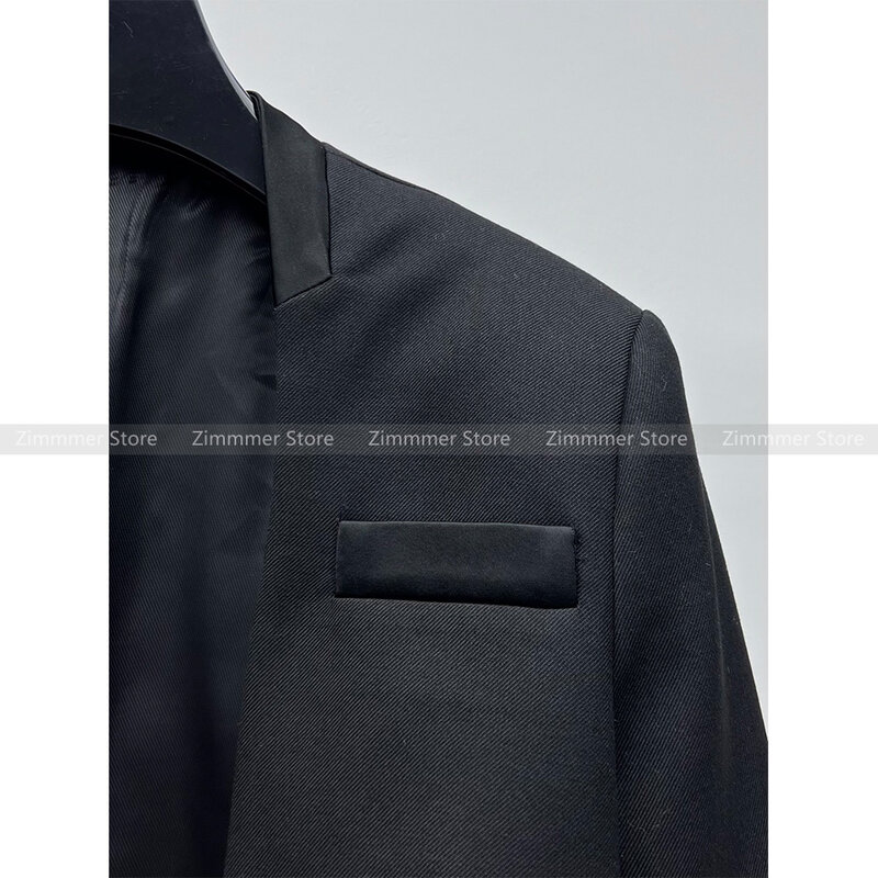 ボタン付きブラックショートネックジャケット、魅力的なサテン、ハイエンド、スプリング、2024