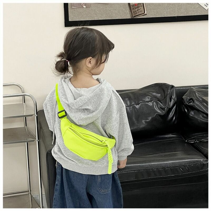 حقيبة كروس قماشية أحادية اللون بسعة كبيرة للأطفال ، حقيبة كتف عصرية بسحاب ، مقاومة للماء