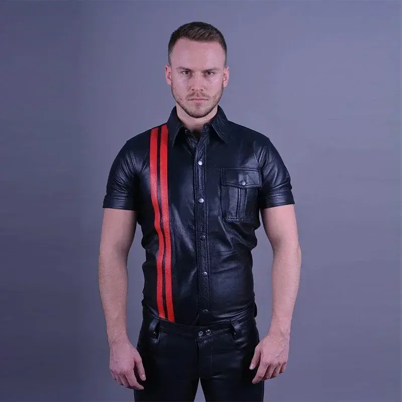 男性用ブラックマットレザーTシャツ,ストライプと調節可能なストラップ付きの衣服,半袖,PUジャケット,伸縮性のあるタイトフィット,シックなバタフライトップ