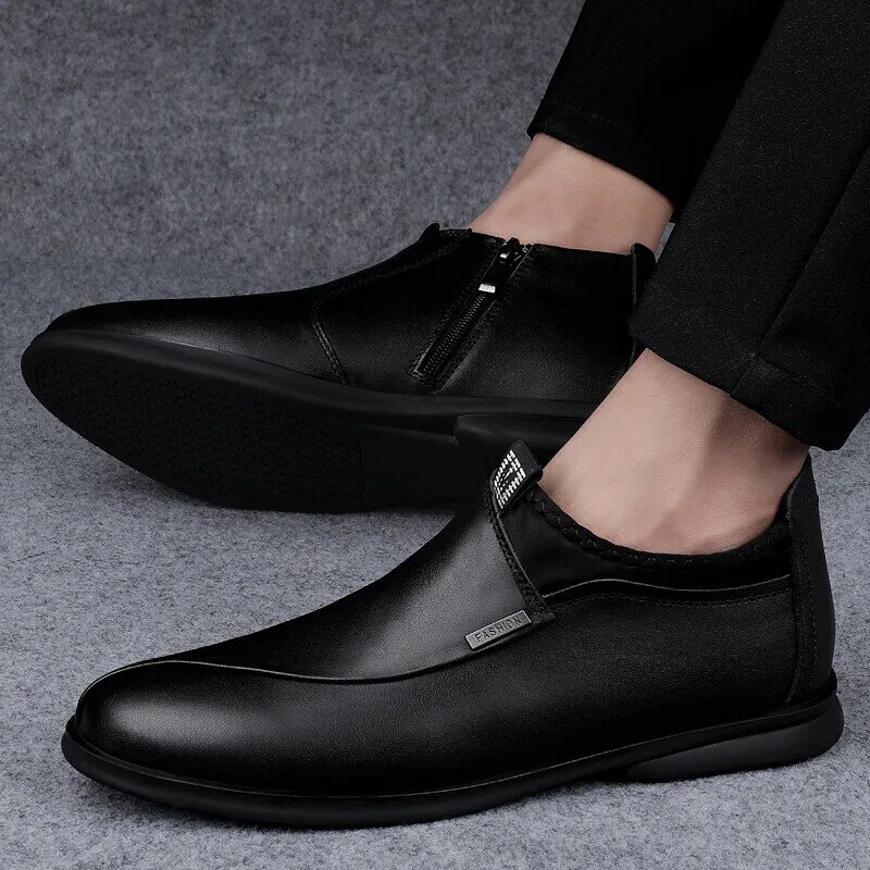 Sepatu kulit asli Slip On bisnis pria, sneaker pantofel luar ruangan datar klasik lembut kualitas tinggi