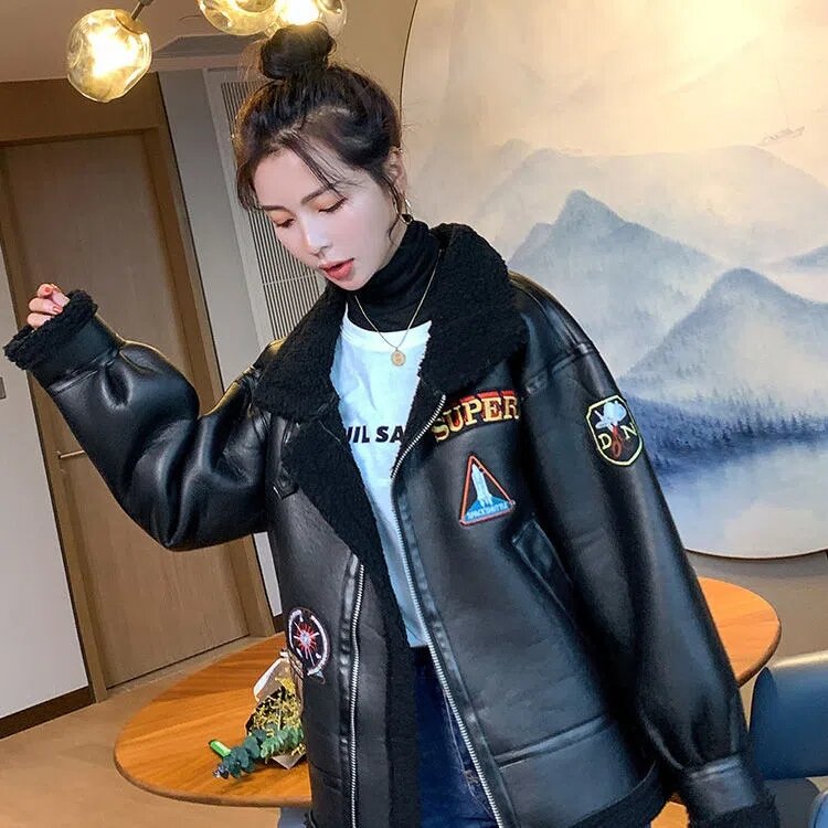 Женская куртка из искусственной кожи с имитацией овечьей шерсти, зимняя куртка, новинка 2023, мотоциклетная кожаная куртка с бархатным утеплителем, плотное пальто