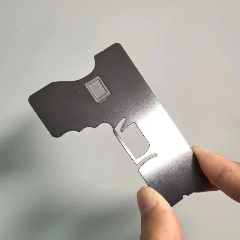 بطاقة ائتمان معدنية من الفولاذ المقاوم للصدأ مع فتحة رقاقة EMV شريط Hico ، شكل بندقية ، منتج مخصص