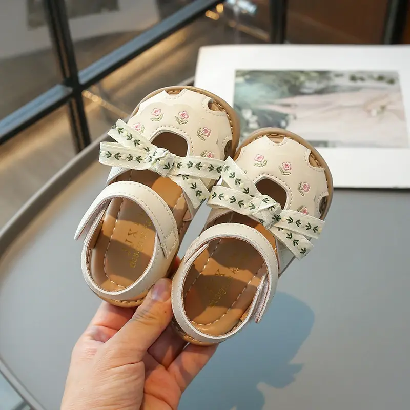 Sandalias antideslizantes para niñas pequeñas, zapatos planos informales de princesa, recortes bordados, playa, Verano