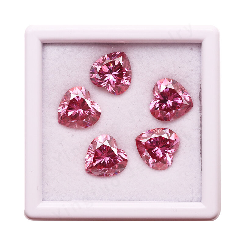 Розовый синтетический драгоценный камень с муассанитом 9*9 мм, 3 карата