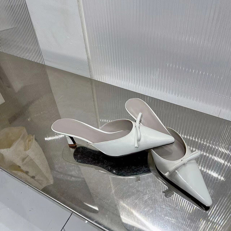 2024 primavera nuovi tacchi alti a punta con fiocco di lusso leggero alla moda per le donne che indossano mezze pantofole Muller in stile argento