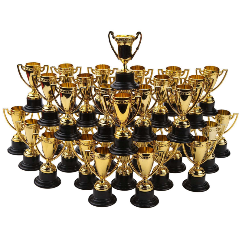 40 Stück Golden Award Trophäen becher Kunststoff Gold Trophäen Mini Auszeichnungen und Trophäen Kinder Klassen zimmer Schule Belohnungen Sport