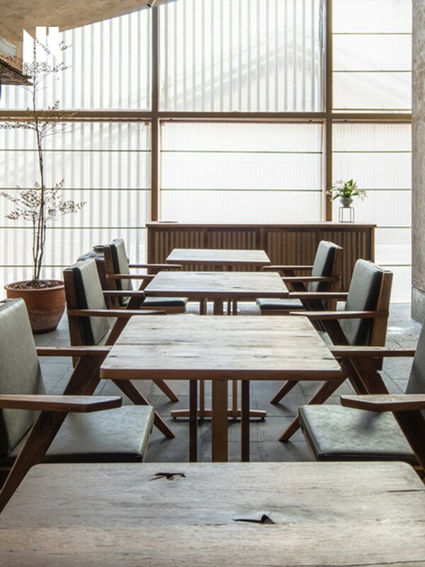 เก้าอี้โต๊ะไม้สี่เหลี่ยมทำจากไม้เนื้อแข็งโต๊ะทานอาหารแบบย้อนยุคสำหรับร้านอาหารร้านกาแฟโต๊ะเล็กๆ