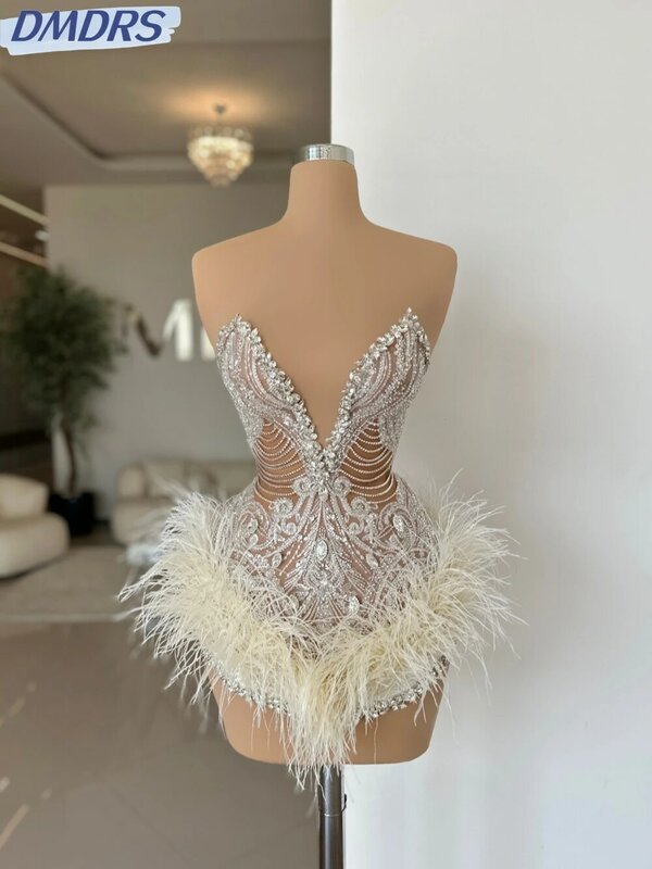 Luksusowe pióra Mini suknia balowa ręcznie robione koraliki kryształowe sukienki koktajlowe seksowny głęboki dekolt w serek Illusion suknia wieczorowa Robe De Mariée