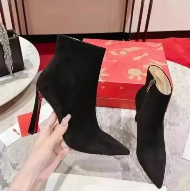 Sepatu bot wanita kualitas tinggi desainer mewah sepatu sol luar kulit asli sepatu mode seksi rantai perangkat keras 2024 baru