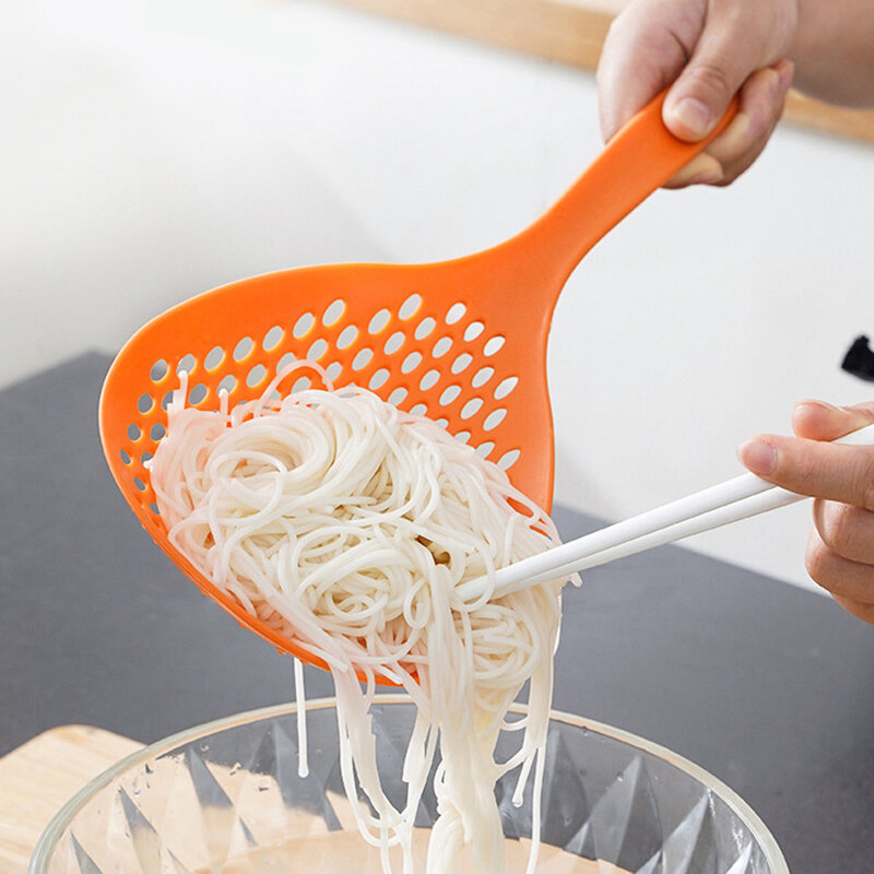 Saringan genggam berlubang memasak ukuran besar, penyaring sendok penyaring Skimmer dengan pegangan panjang untuk penyaring sayuran Pasta