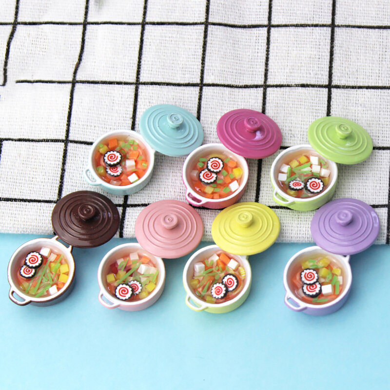 1 buah 1/12 rumah boneka miniatur paduan panci sup dengan makanan Simulasi Model peralatan dapur untuk dekorasi Mini aksesoris rumah boneka
